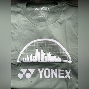 Yonex size Large Tee